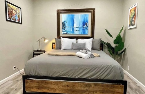 Southeastern Sacramento House | Artists Bungalow ARCADE King Beds near the beat