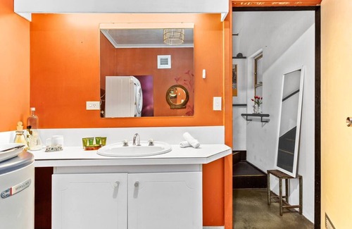 Woolloomooloo Apartment | Artists Gallery Central Art Deco Loft Living