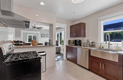 East Village Apartment | Arts District of Long Beach! Walking distance to the beach!