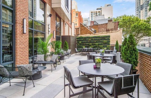 The Waterfront House | Arts district rooms near Manhattan links