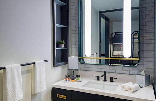 The Waterfront House | Arts district rooms near Manhattan links