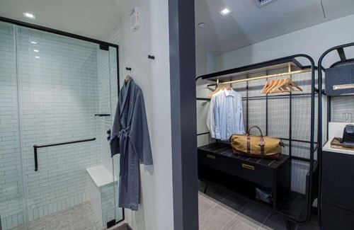 The Waterfront House | Arts district rooms near Manhattan links