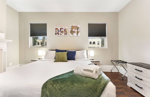 Point Breeze House | Artsy!- 2 king beds- 15 min DT- Free Street Parking- Quiet- Work Areas- WiFi
