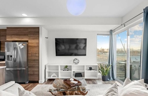 Lakewood House | Artsy 3-Bedroom/3.5 Bath Townhouse in Lakewood, CO - Downtown Denver & Red Rocks