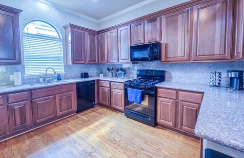 Woodlake - Briar Meadow House | Artsy 3-Story Townhouse w/Hot Tub - Perfect for Groups