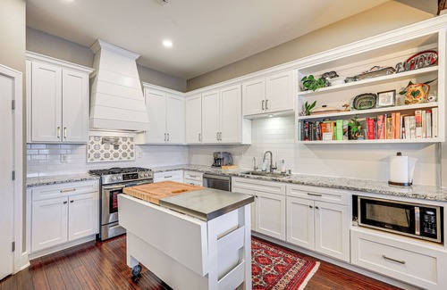 Nevada Street House | Artsy Bungalow w/Yard in Dtwn San Antonio