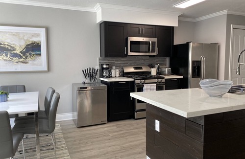 Clodine House | Artsy Home, Mins to Bellaire & Galleria, Sleeps 9, Family Friendly