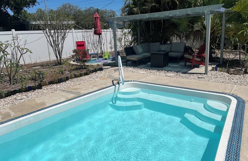 Clearwater House | Artsy Oasis - entire house in Clearwater with private pool
