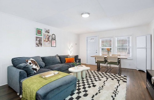 Hapeville House | Artsy, Retro and Spacious Home, 6 minutes from Airport with Ample Privacy