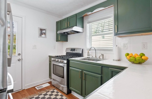 Hapeville House | Artsy, Retro and Spacious Home, 6 minutes from Airport with Ample Privacy