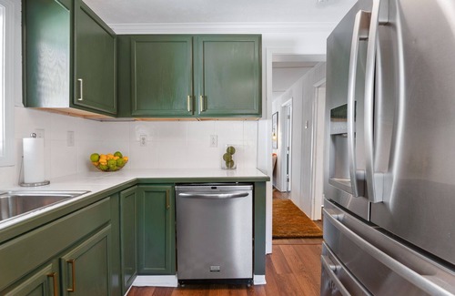 Hapeville House | Artsy, Retro and Spacious Home, 6 minutes from Airport with Ample Privacy