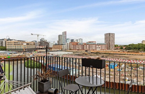 Bromley North Apartment | Arty 1BD with City Views, Stratford