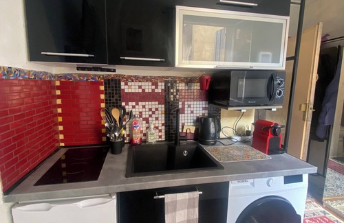 Republique–Point-du-Jour Apartment | Arty studio