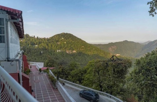 The Mall Road Apartment | Arvelia Teak by Da Alohas