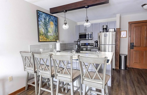 Snowshoe Condo | AS 226 - Luxe Village Haven – Hike, Breathe, Relax. Heated pool & jacuzzi.