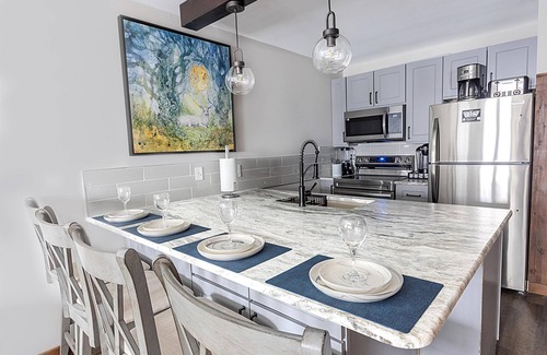Snowshoe Condo | AS 226 - Luxe Village Haven – Hike, Breathe, Relax. Heated pool & jacuzzi.
