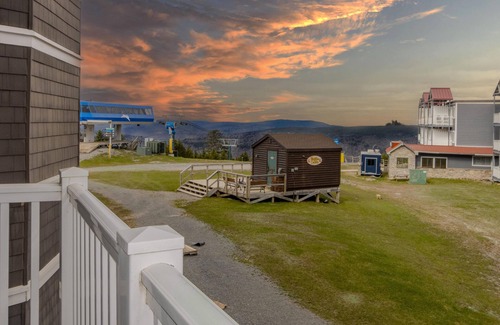 Snowshoe Condo | AS 226 - Luxe Village Haven – Hike, Breathe, Relax. Heated pool & jacuzzi.