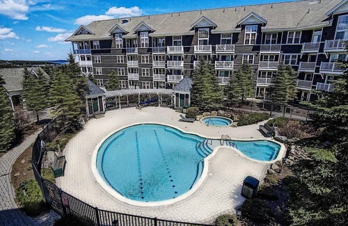 Snowshoe Condo | AS 226 - Luxe Village Haven – Hike, Breathe, Relax. Heated pool & jacuzzi.