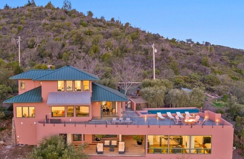 Glen Ellen House | As featured on CBS's Staycation!nnLuxury Retreat Overlooking Sonoma Valley