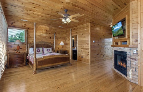 Gatlinburg - Pigeon Forge Resort | As Good As It Gets is a spacious 4 bedroom cabin located in Starr Crest Resort