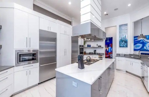 Reunion House | As Seen On TV Casino/Karaoke 11000 Square Foot Mansion. Spa/Golf/Arcade/11Br