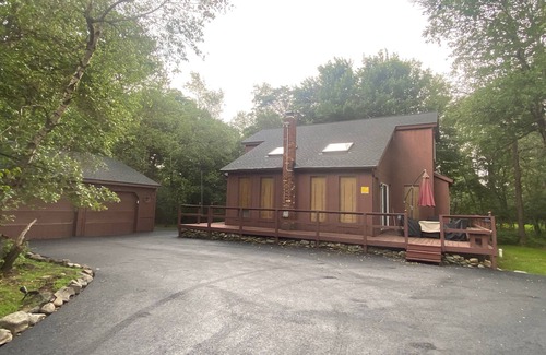 Long Pond Cabin | Ash Cottage in Poconos near Camelback & Kalahari