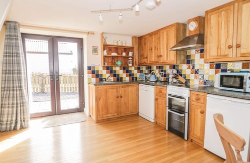 Llandysul Cottage | ASH COTTAGE, pet friendly, with hot tub in Newcastle Emlyn