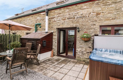 Llandysul Cottage | ASH COTTAGE, pet friendly, with hot tub in Newcastle Emlyn