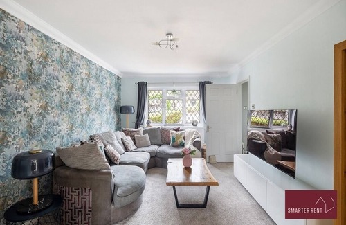 Aldershot House | Ash - Garden, Parking, Pets Welcome