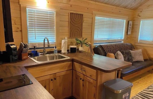 Asheboro House | Asheboro 1BR Cabin Near NC Zoo | Loft & Water View