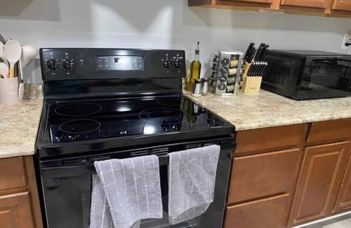 Asheboro House | Asheboro 2BR Mins to NC Zoo Pet & Family Stay