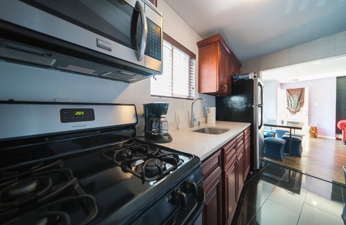Queens Apartment | Ashescove! Only 5 min from JFK airport