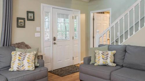Fairview House | Asheville Cottage Retreat by AvantStay A Charm