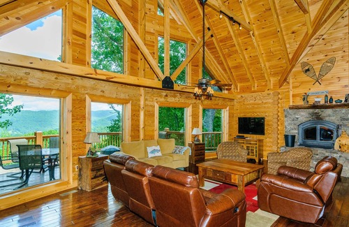 Asheville Cabin | Asheville Lodge- Sleeps 11-21 With Hot Tub!