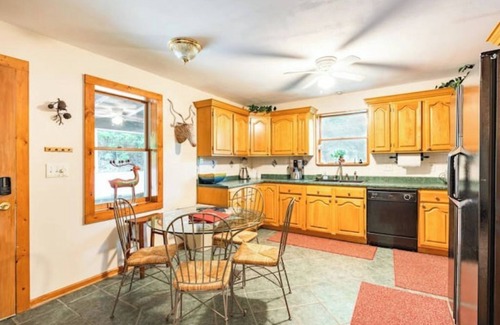 Swannanoa Cabin | Asheville Log Cabin w/Year-Round Mountain Views!