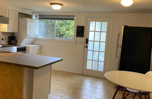 Kenilworth Apartment | Asheville Suite. Five minutes to downtown. Fast WiFi. Off Street Parking