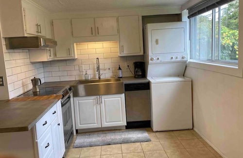 Kenilworth Apartment | Asheville Suite. Five minutes to downtown. Fast WiFi. Off Street Parking