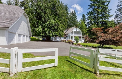 Ashford House | Ashford Mansion. NO CLEANING FEE. W/HOT TUB