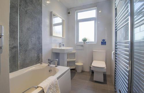 Coatbridge Apartment | Ashgrove House - 3 bedroom