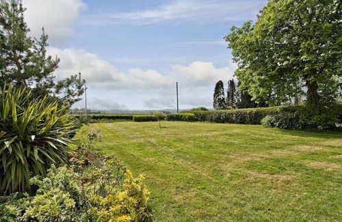 Callow Hill House | Ashleigh House - Sleeps up to 24 - Snooker table and HOT TUB