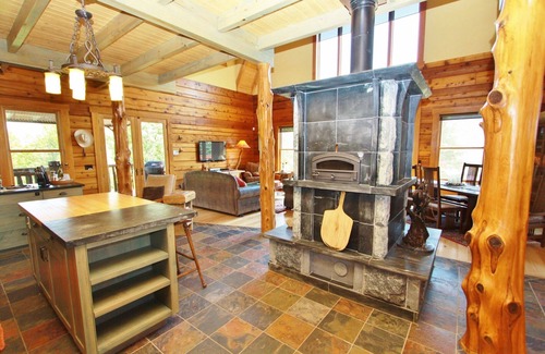 Emigrant Cabin | Ashling Ranch - Gorgeous, luxury log home with access to Yellowstone River!