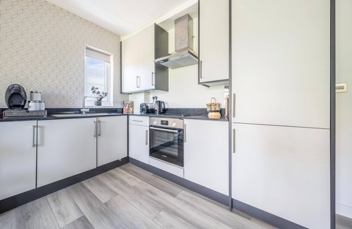 Staines Apartment | AshView 4 - Heathrow - Thorpe Park - Free Parking