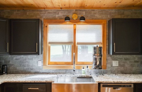 Cherry Log Apartment | Aska Creekside Cabin | Modern Interior w/Fireplace