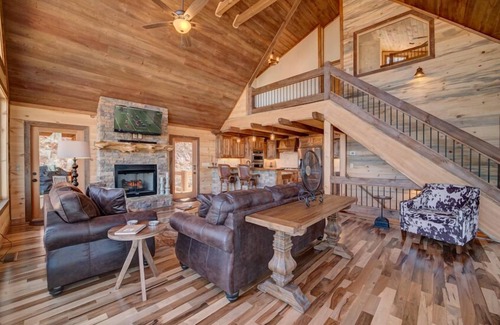 Blue Ridge Cabin | Aska Easy Day- New construction | Pet Friendly | Mountain and the lake view | Sunken hot tub