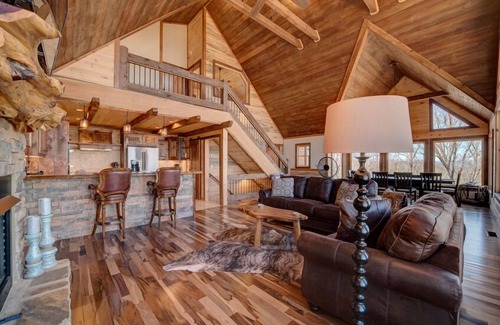 Blue Ridge Cabin | Aska Easy Day- New construction | Pet Friendly | Mountain and the lake view | Sunken hot tub