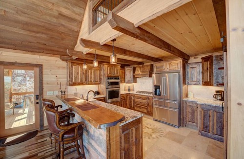 Blue Ridge Cabin | Aska Easy Day- New construction | Pet Friendly | Mountain and the lake view | Sunken hot tub