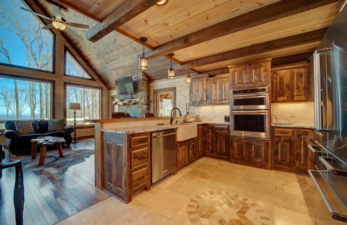 Blue Ridge Cabin | Aska Easy Day- New construction | Pet Friendly | Mountain and the lake view | Sunken hot tub