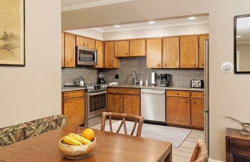 Aspen Condo | Aspen Condo 1.5 Blocks to Town. Sleeping Den w/Sofa Bed, 3 Full Baths, Gas FP, Balcony. Pool & HT
