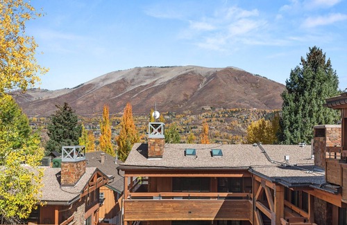 Aspen Condo | Aspen Condo 1.5 Blocks to Town. Sleeping Den w/Sofa Bed, 3 Full Baths, Gas FP, Balcony. Pool & HT