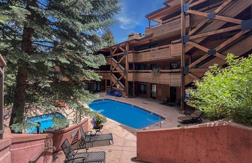 Aspen Condo | Aspen Condo 1.5 Blocks to Town. Sleeping Den w/Sofa Bed, 3 Full Baths, Gas FP, Balcony. Pool & HT